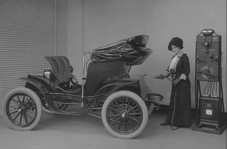 تسلا ليست الأولى.. صور نادرة لأول سيارة كهربائية في التاريخ