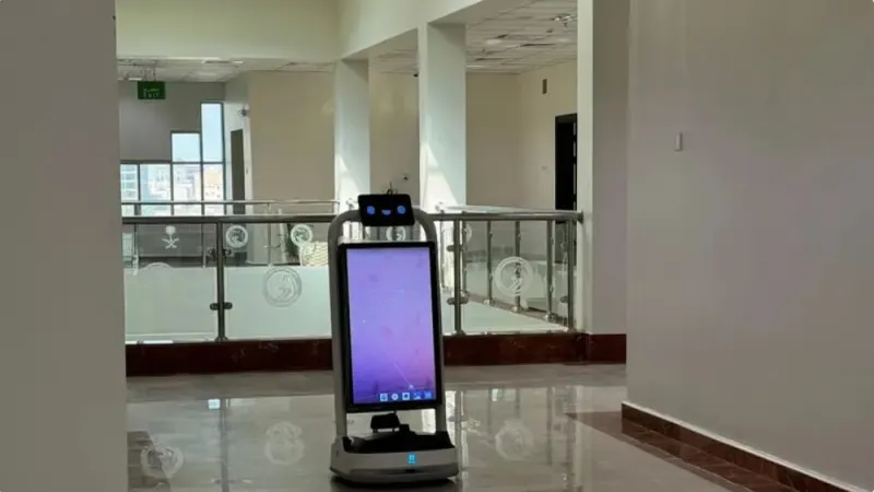 الأول من نوعه.. بلدية بيشة تشغل روبوتًا ذكيًا لخدمة المستفيدين (فيديو)