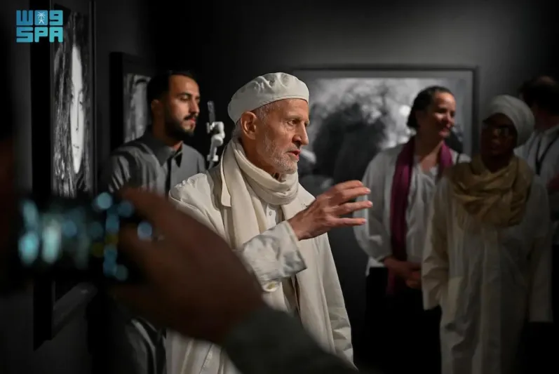 معرض "البحث عن النور".. 80 عملاً فنيًا لـ "بيتر ساندرز" بمركز "إثراء"