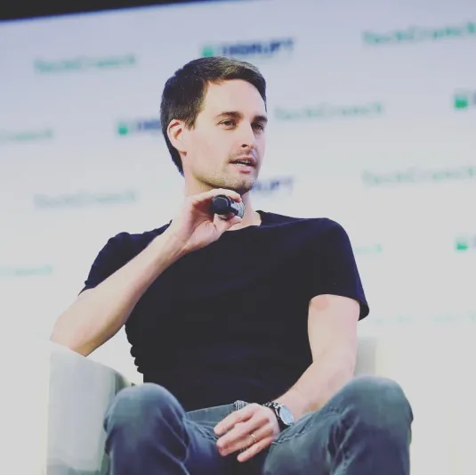 مؤسس "سناب شات" عن "فيسبوك" و"إنستغرام" و"X": "لقد ماتت"