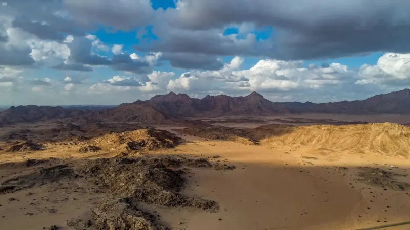 تشكيلات صخرية فريدة تكشف الجمال الخلاب لصحراء تبوك