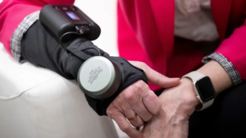 قفاز جديد لمساعدة مرضى الشلل الرعاش