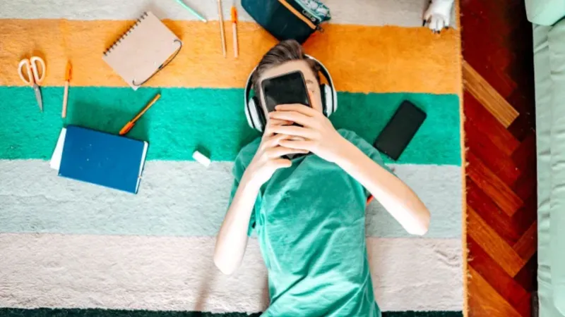 دراسة: استخدام الهواتف الذكية مرتبط بانخفاض الدرجات في الاختبارات