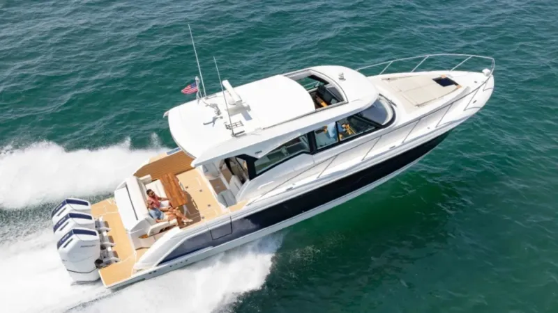 إطلاق يخت "48LE hardtop cruiser" بصالون دوار من شركة "Tiara Yachts" بسعر مليوني دولار