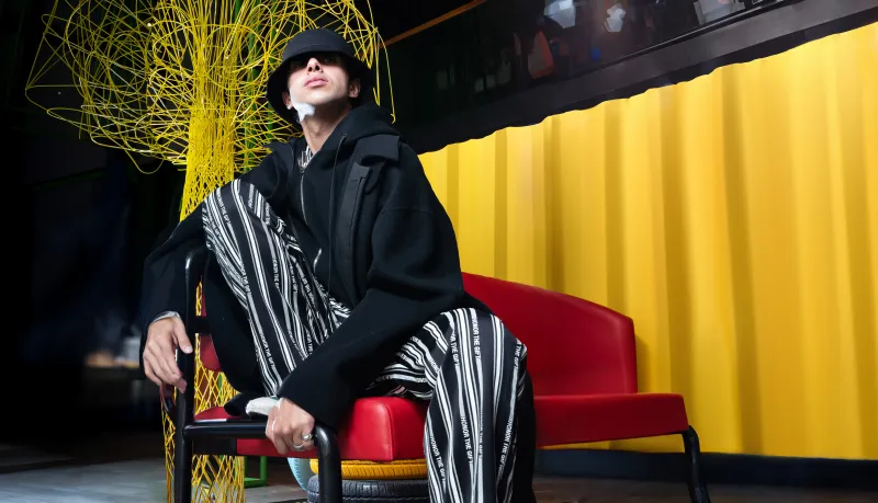 أزياء الرجل… كُن أنتَ من جديد.. في قلب موسم ينبض بالحيوية والجرأة