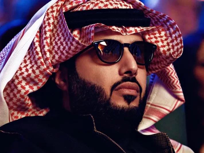 كيف رد المستشار تركي آل الشيخ على مشجع من ذوي الاحتياجات الخاصة طلب دخول الملعب مع رونالدو؟ (فيديو)