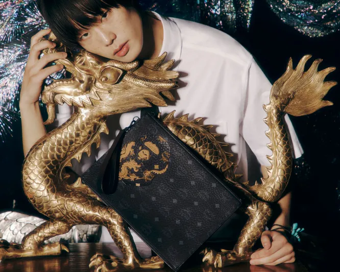 "دقة رائعة في التفاصيل".. حقائب فاخرة تحتفل بعام التنين بتوقيع "MCM" و"®BAPE"