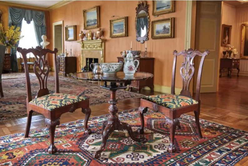 طاولة من القرن الثامن عشر للبيع مقابل 1.2 مليون دولار
