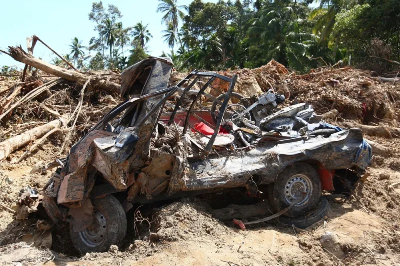 حادث مأساوي.. مصرع 36 معتمرا وإصابة 4 آخرين في تصادم مركبة بحافلة على طريق الهجرة