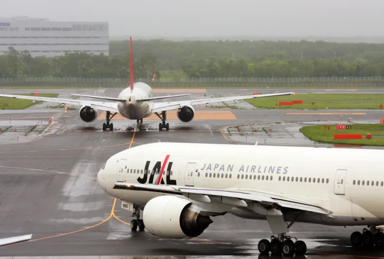 اصطدام طائرتين في مطار هوكايدو باليابان (فيديو)