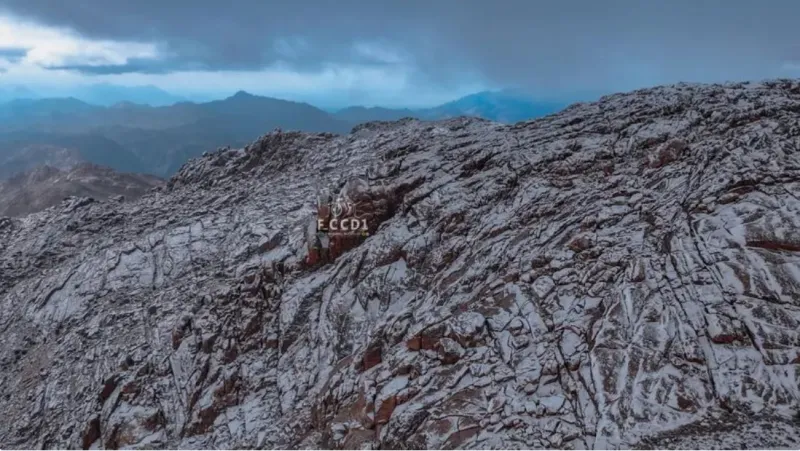 الثلوج تغطي جبل اللوز بالسعودية في منظر باهر (فيديو)