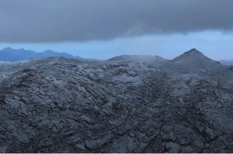 الثلوج تغطي جبل اللوز بالسعودية في منظر باهر (فيديو)