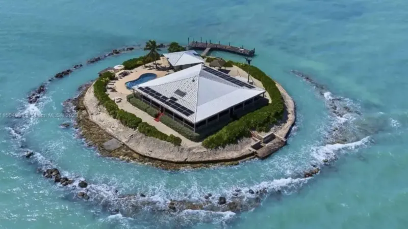 عرض جزيرة خاصة بفيلا فاخرة للبيع بسعر 16.5 مليون دولار