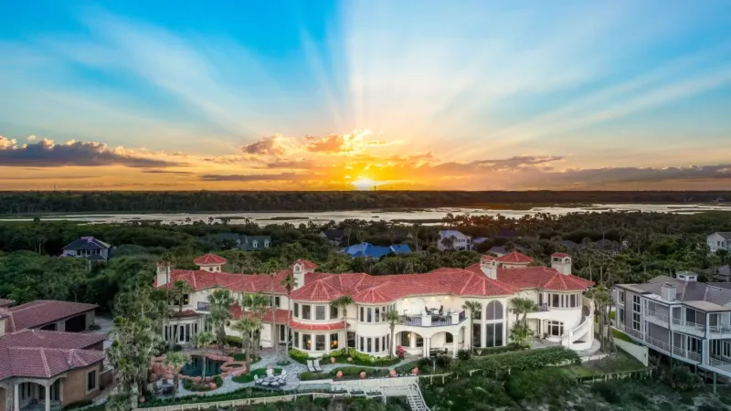 عرض قصر فاخر بإطلالة بحرية في فلوريدا للبيع في مزاد علني