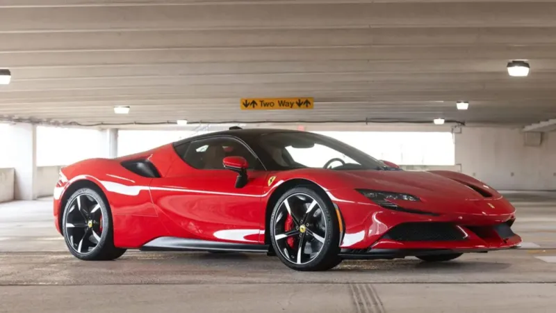 المصدر: Bring a Trailer عرض سيارة "Ferrari SF90 Stradale" الفريدة للبيع في مزاد