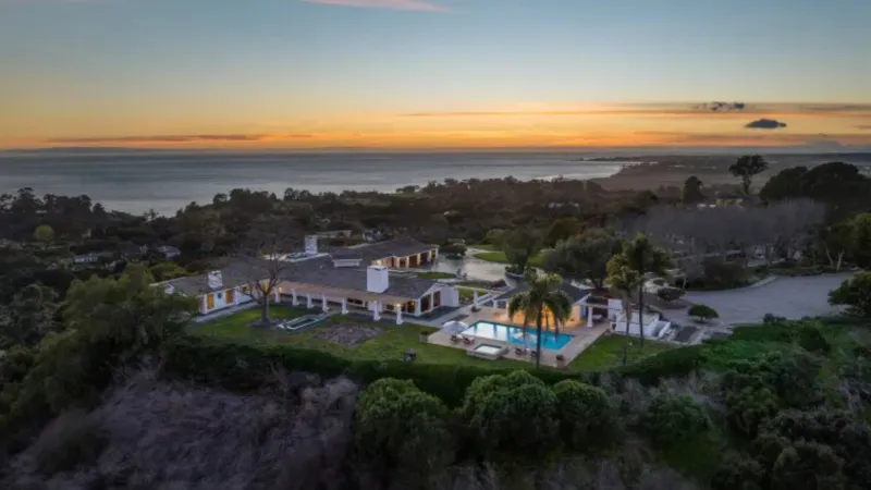 عرض مجمع عائلي فاخر مُطل على المحيط للبيع مقابل 88 مليون دولار