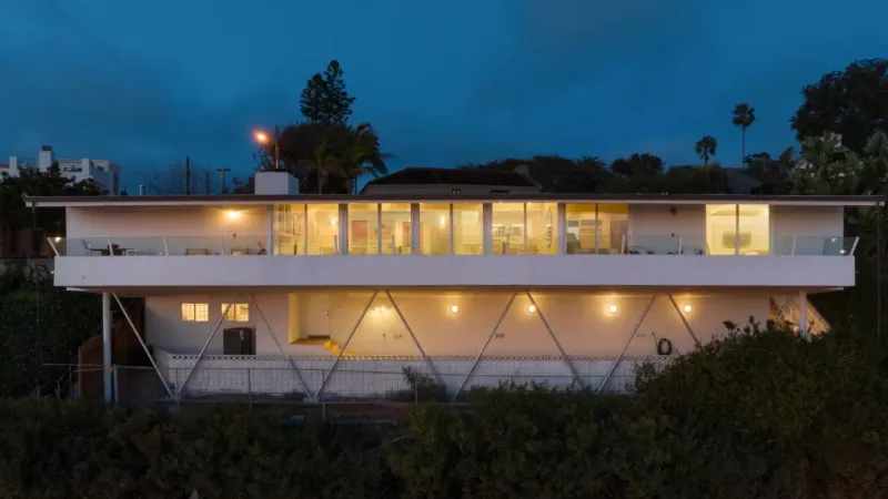 عرض منزل بإطلالات فاخرة على المحيط للبيع مقابل 5.49 مليون دولار