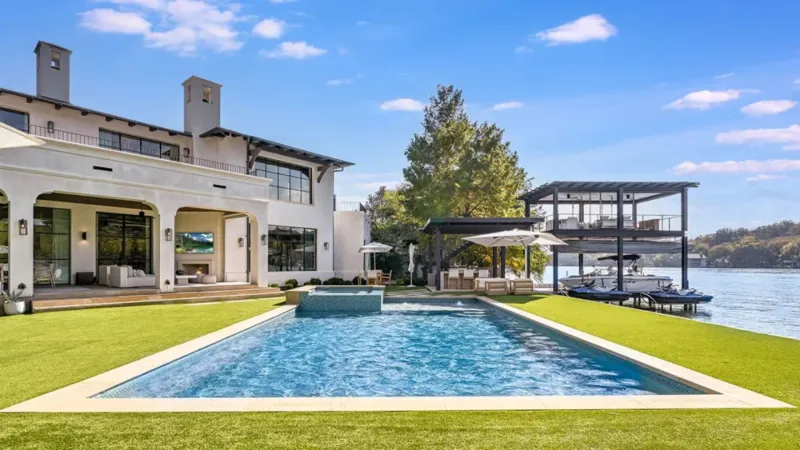 طرح منزل فاخر على بحيرة أوستن للبيع مقابل 27 مليون دولار