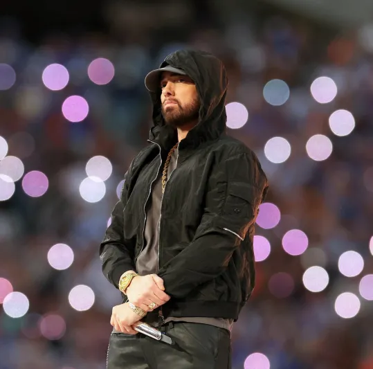  لماذا يحمل إيمينيم يحمل هاتفًا قديمًا بلا إنترنت؟