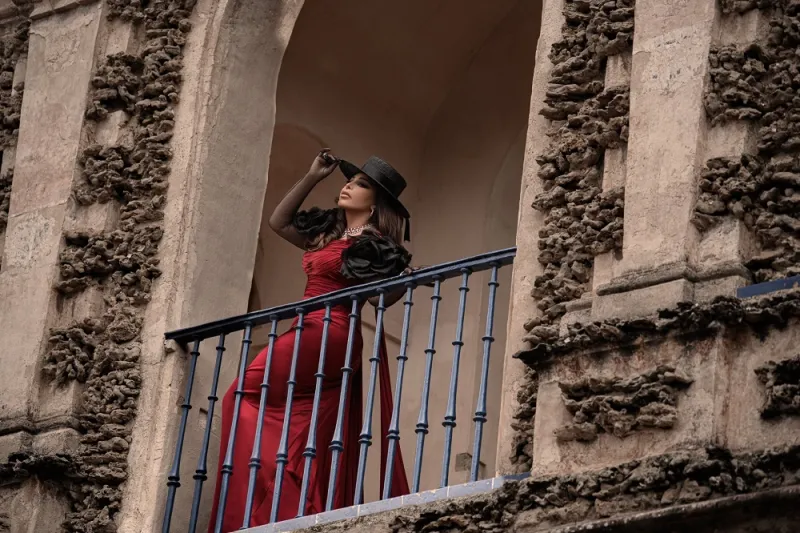 زوج الفنانة أحلام يخطف الأنظار بتصرف استثنائي بحفل موسم الرياض (فيديو)