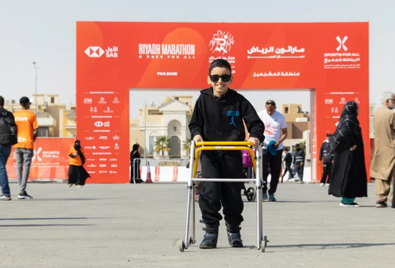 الطفل "حمد الشبانة" يخطف الأنظار في ماراثون الرياض.. ورسالة خاصة من وزير الرياضة