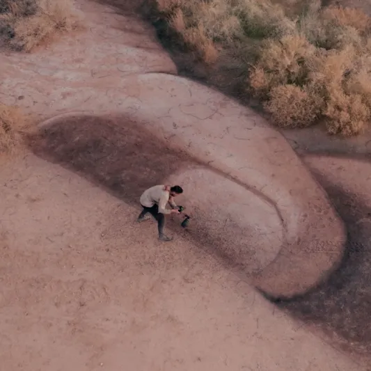 الفنان الأمريكي "ديفيد بوبا" يخلد إرث العُلا بلوحة استثنائية (فيديو)