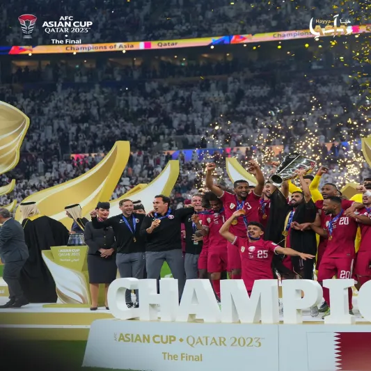 على طريقة ميسي..قائد المنتخب القطري يرفع كأس آسيا (فيديو)