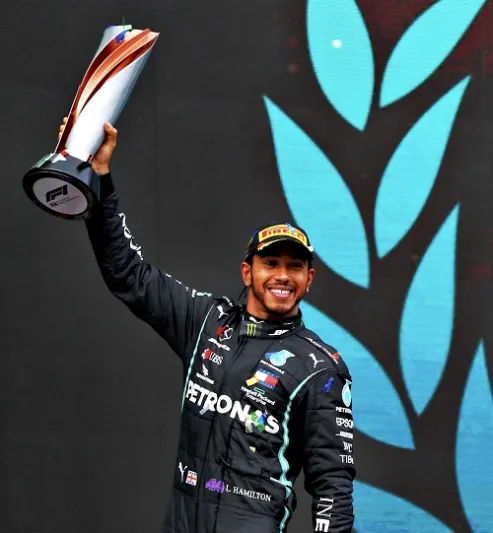 لويس هاميلتون يكشف عن حلم طفلولة تمكن من تحقيقه