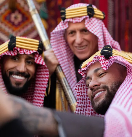 نيمار وبنزيما بالزي السعودي احتفالاً بيوم التأسيس (فيديو)