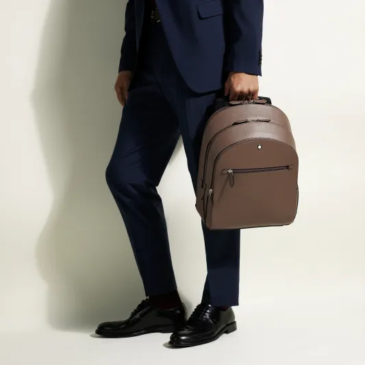حقيبة ظهر باللون البني الطيني الدافئ من مجموعة Sartorial - المصدر: Montblanc تشكيلات "Montblanc" لربيع وصيف 2024.. "خلطة سرية" من الأناقة والحرفية الراقية