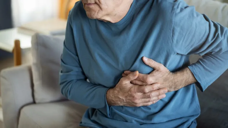 طريقة مضمونة لإنقاذ مريض السكتة القلبية خلال دقيقة واحدة.. هل تعرفها؟