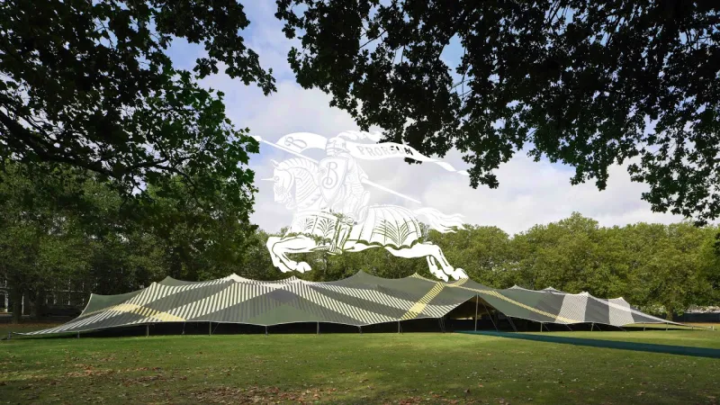 مجموعة "Burberry" لصيف 2024.. فخامة معهودة بلمسة عصرية