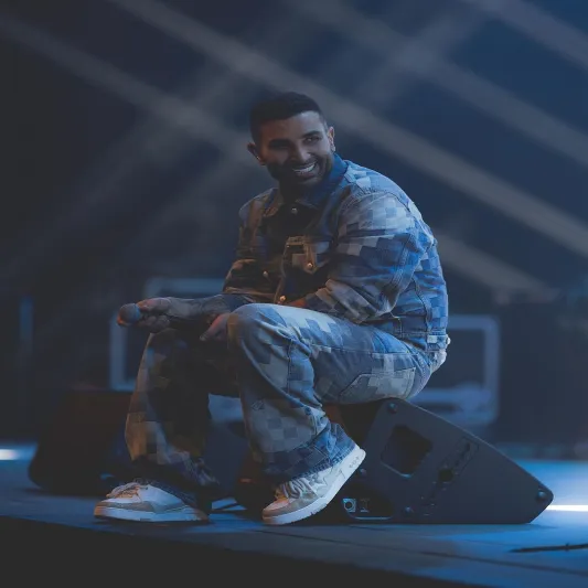 أحمد سعد يتألق ببدلة جينز من Louis Vuitton في ختام كأس آسيا 2024