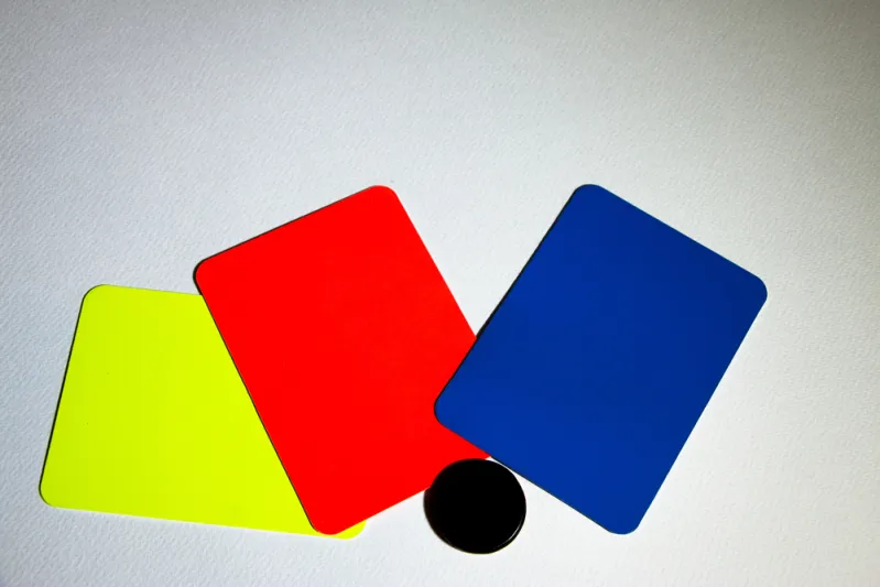 هل تطبق فيفا نظام البطاقة الزرقاء في الملاعب؟