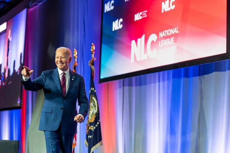  مريح ومصمم  لمنعه من السقوط.. مواصفات حذاء جو  بايدن الجديد (صور)