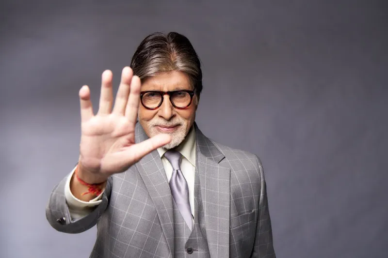  أميتاب باتشان يرد على شائعات مرضه بصورة طريفة