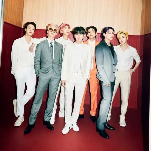 عضو فريق btc يعمل طاهيًا في خدمته العسكرية بالجيش الكوري