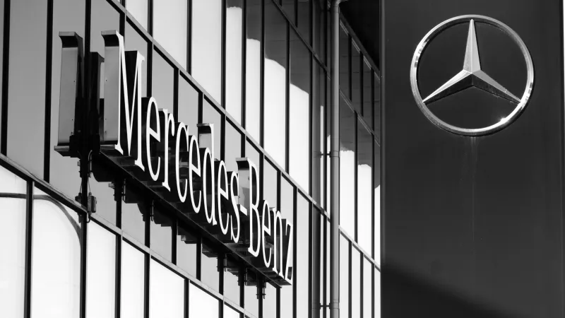 عنوان التميز والريادة في عالم السيارات.. كيف بدأت "Mercedes-Benz"؟
