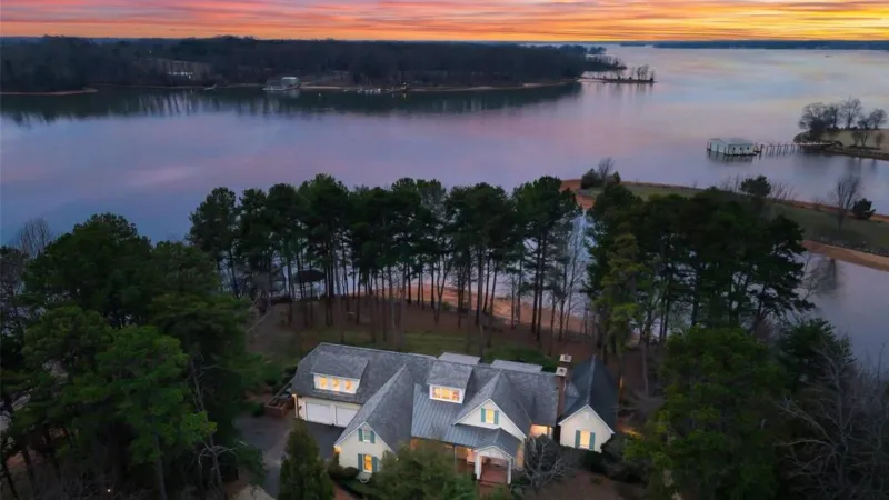 عرض منزل فاخر مُطل على بحيرة نورمان للبيع مقابل 6.5 مليون دولار