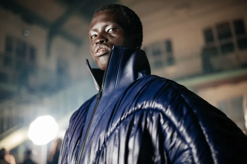 مجموعة "Mugler" لخريف 2024.. طابع غامض وتصاميم لا ينقصها شيء