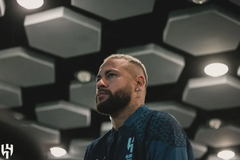 كيف تفاعل "نيمار" من الملعب مع فوز الهلال على اتحادة جدة؟ (فيديو)