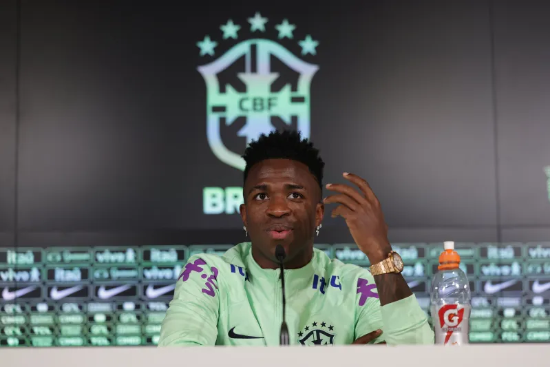 فينيسيوس باكيا بسبب العنصرية: أجد صعوبة في الاستمتاع بكرة القدم