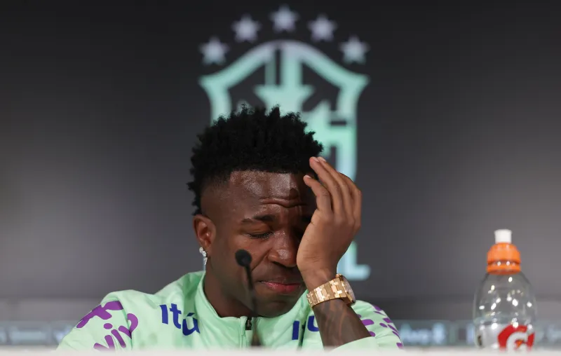 فينيسيوس باكيا بسبب العنصرية: أجد صعوبة في الاستمتاع بكرة القدم