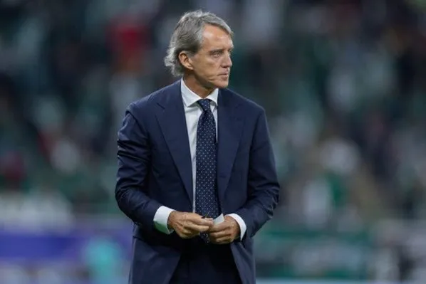 رغم النتائج الجيدة.. "مانشيني" يثير حفيظة الجمهور السعودي