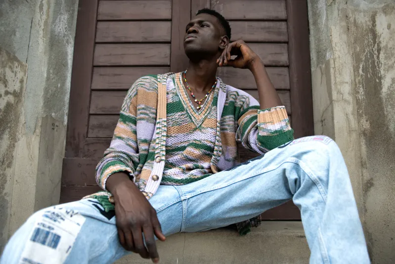 "قواعد أساسية قبل الشراء".. كيف تحدد درجات ألوان الملابس المناسبة لبشرتك؟