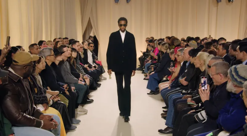 اطلالة مميزة من عرض Bally لخريف و شتاء 2024 - المصدر : Bally via Youtube مجموعة "Bally" لخريف وشتاء 2024.. لوحة سويسرية بطابع كلاسيكي