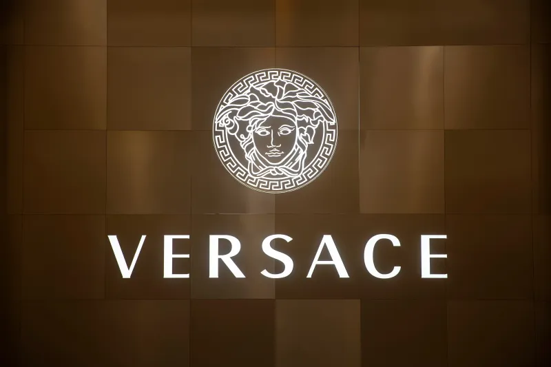 "جياني فيرساتشي".. مؤسس "Versace" الذي ترك إرثًا عظيمًا وقُتل لسبب مجهول