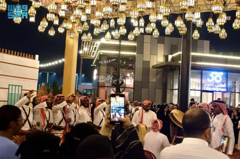 ساحات "بروميناد جدة " تجذب الزوار بمجموعة من العروض الفنية الشعبية التراثية
