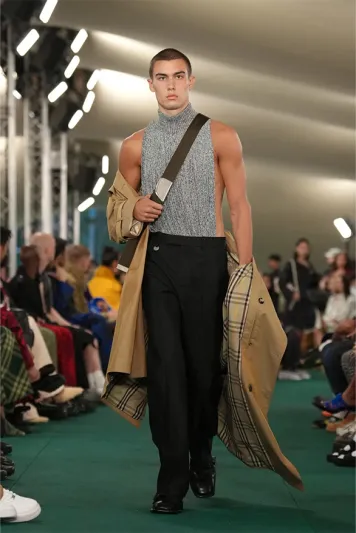 مجموعة "Burberry" لصيف 2024.. فخامة معهودة بلمسة عصرية