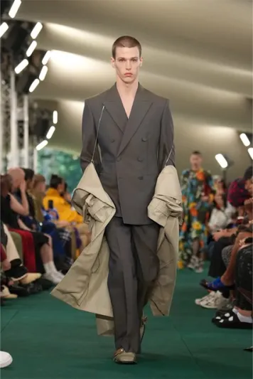 مجموعة "Burberry" لصيف 2024.. فخامة معهودة بلمسة عصرية